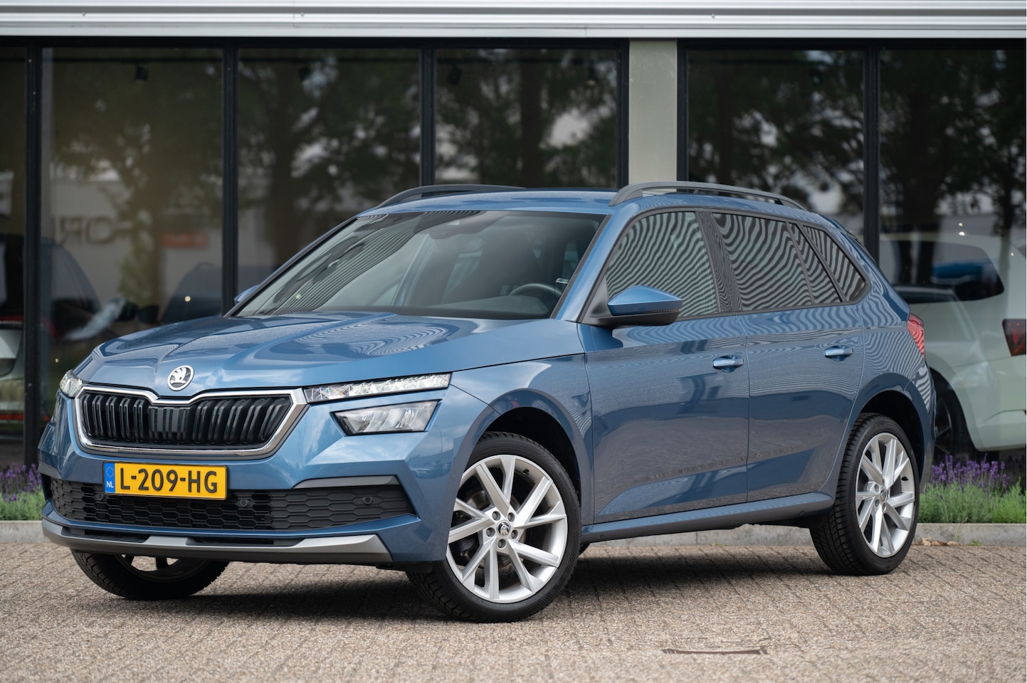 Skoda Kamiq - 1.0 TSI Sport Business | Navi by App | 18" | PDC V+A | Stoelverw. | Clima - AutoWereld.nl