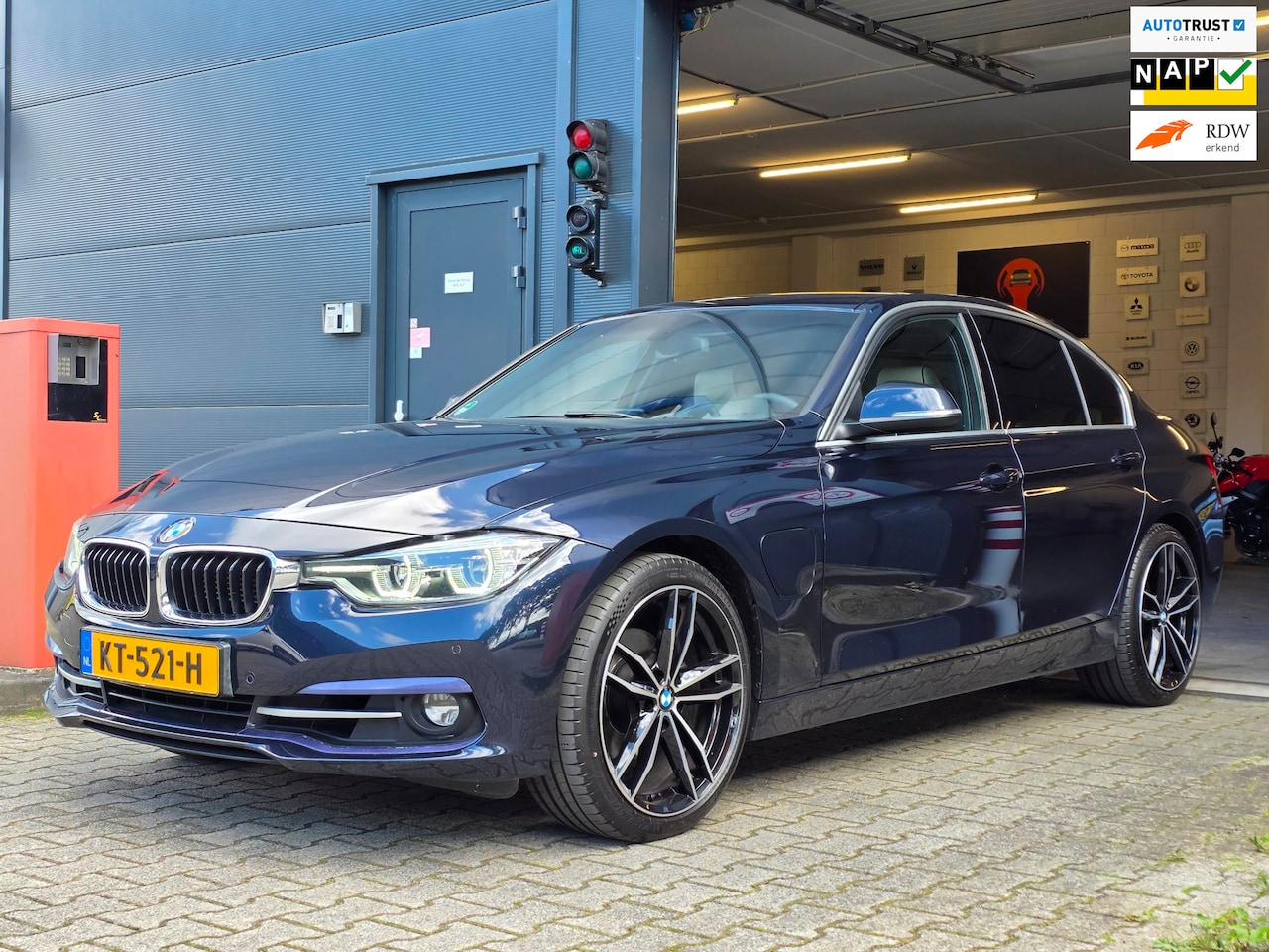 BMW 3-serie - 330e Centennial High Executive Individual / SOH 92% !! / NWE BANDEN, ''19 VELGEN, LAADMODU - AutoWereld.nl