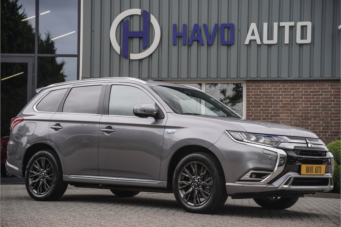 Mitsubishi Outlander - 2.4 PHEV S-Edition 2.4 PHEV S-Edition, LEDER, SCHUIFDAK, CAMERA, LED - AutoWereld.nl