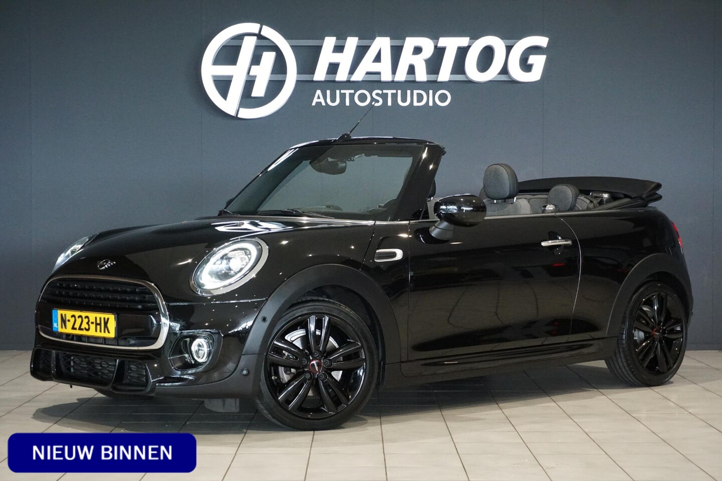 MINI Cabrio - 1.5 Cooper Sidewalk Edition JCW + CAMERA / APPLE CARPLAY / STOELVERWARMING - AutoWereld.nl