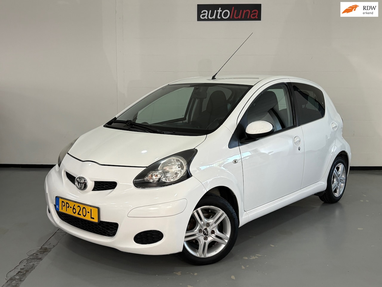 Toyota Aygo - 1.0-12V Cool 1.0-12V Cool - AutoWereld.nl