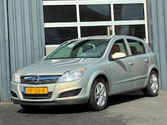 Opel Astra - 1.4 Essentia Airco Lees Tekst