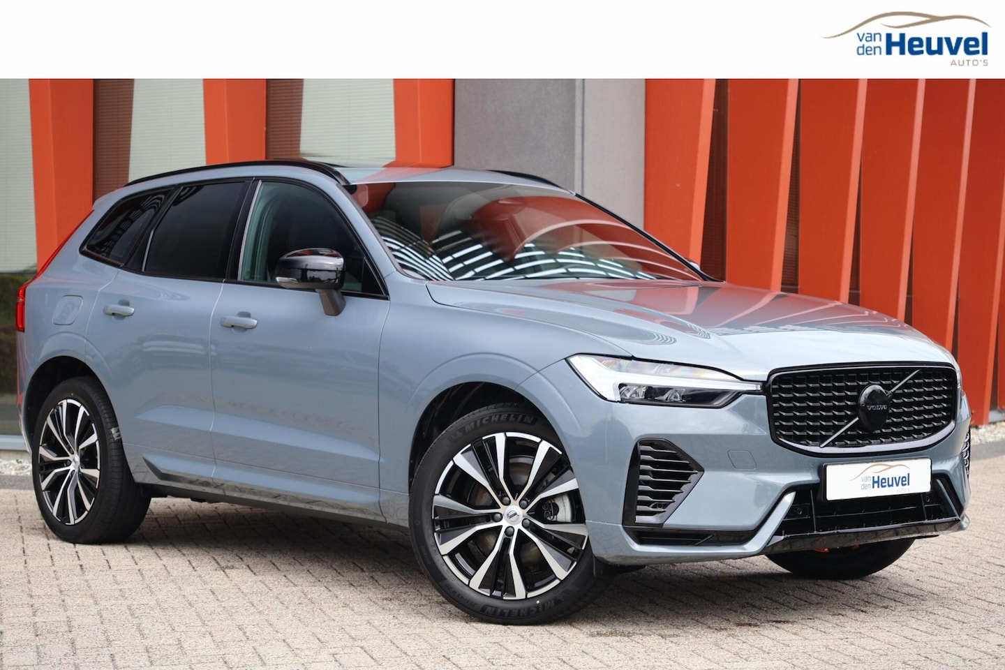 Volvo XC60 - T6 Recharge AWD Plus Dark | Longe Range | Trekhaak | Panoramadak | Parkeercamera | Glossy - AutoWereld.nl