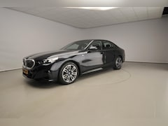 BMW i5 - Sedan eDrive40 | M-Sportpakket | LED | Navigatie | Active cruise | Sportstoelen | Stoelver