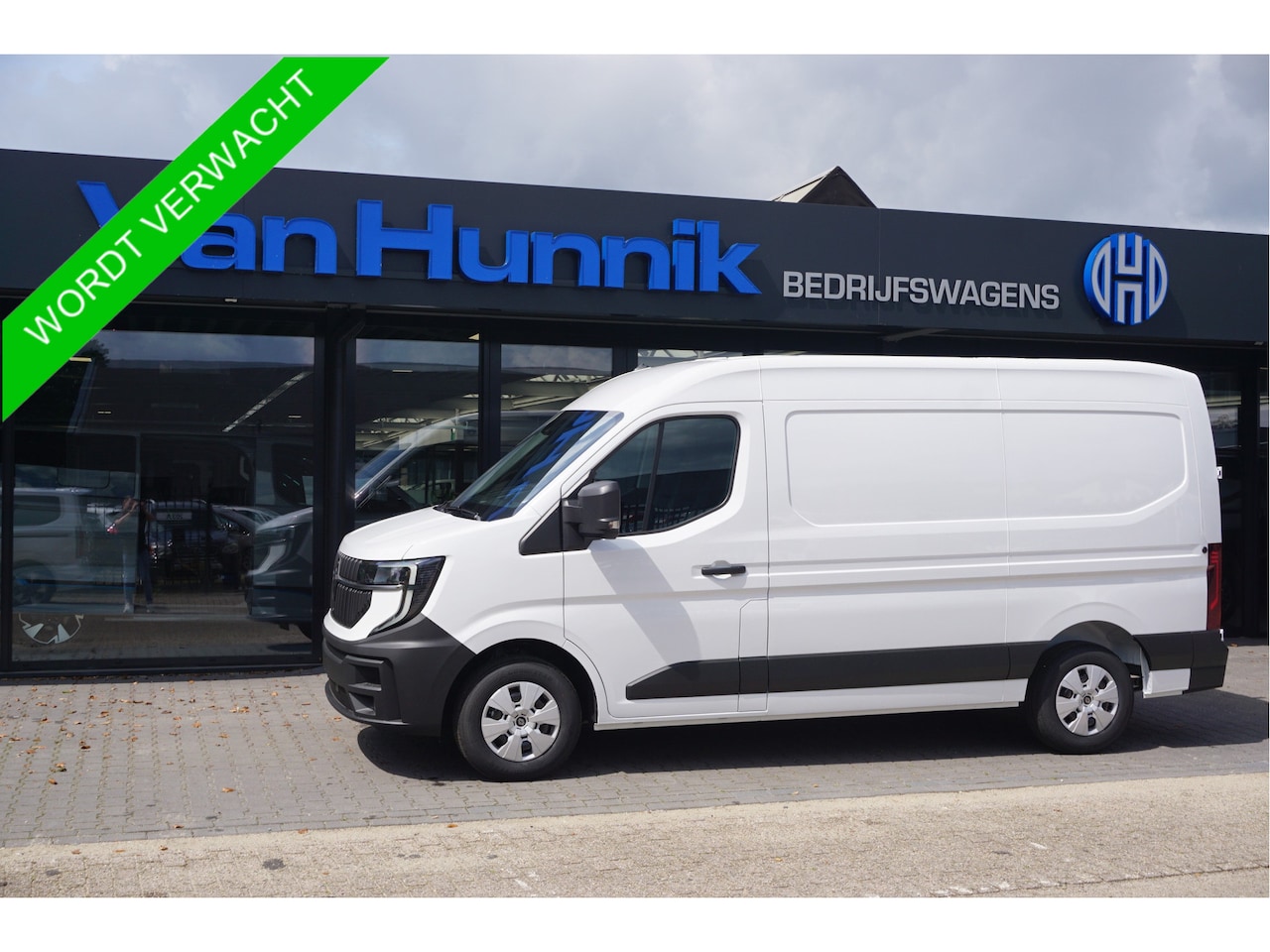 Renault Master E-Tech - T35 L2H2 Extra Long range 87 kWh AUT Airco, Navi, Leder, Betimmering, Trekhaak NR. T04* - AutoWereld.nl