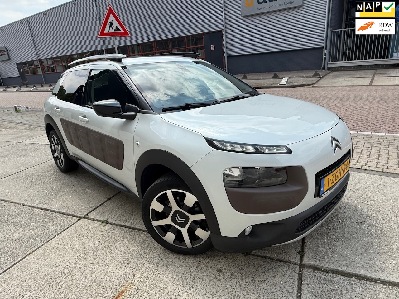 Citroën C4 Cactus - 1.2 e-VTi Shine AUTOMAAT GLAS DAK Camera Volledig onderhouden - AutoWereld.nl