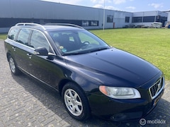 Volvo V70 - 2.4 D5 Momentum Automaat / Navi / Cruise / Airco / Leder / Trekhaak / Zeer Luxe /