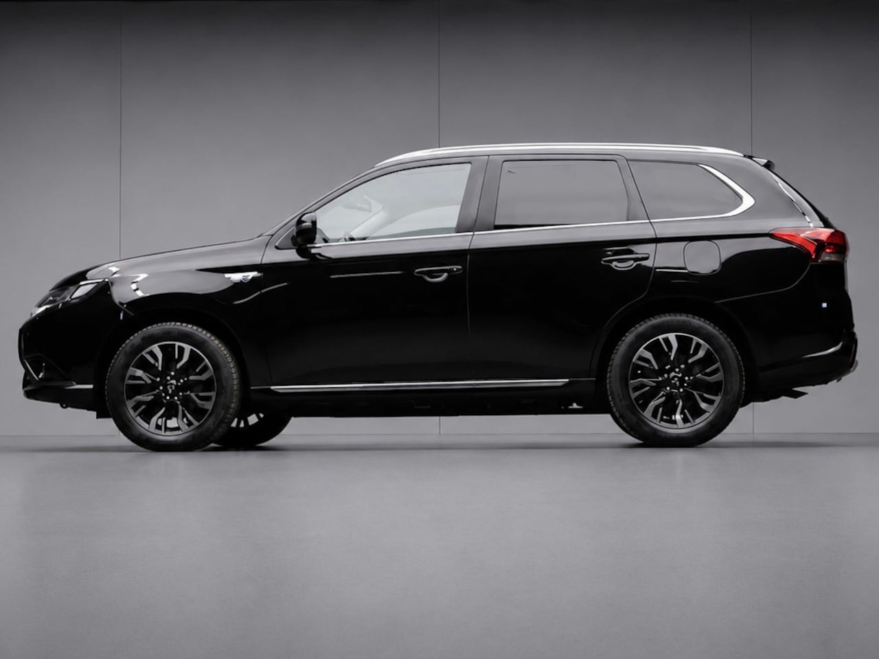 Mitsubishi Outlander - 2.0 PHEV instyle+ (APPLE CARPLAY,SCHUIFDAK,LED,LEDER,ELECTRISCHE STOELEN,STOEVERWARMING,CA - AutoWereld.nl