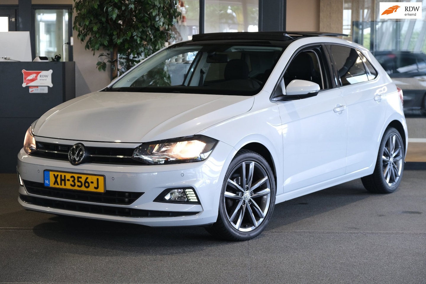 Volkswagen Polo - 1.0 TSI Highline DSG Pano Navi Acc Pdc - AutoWereld.nl