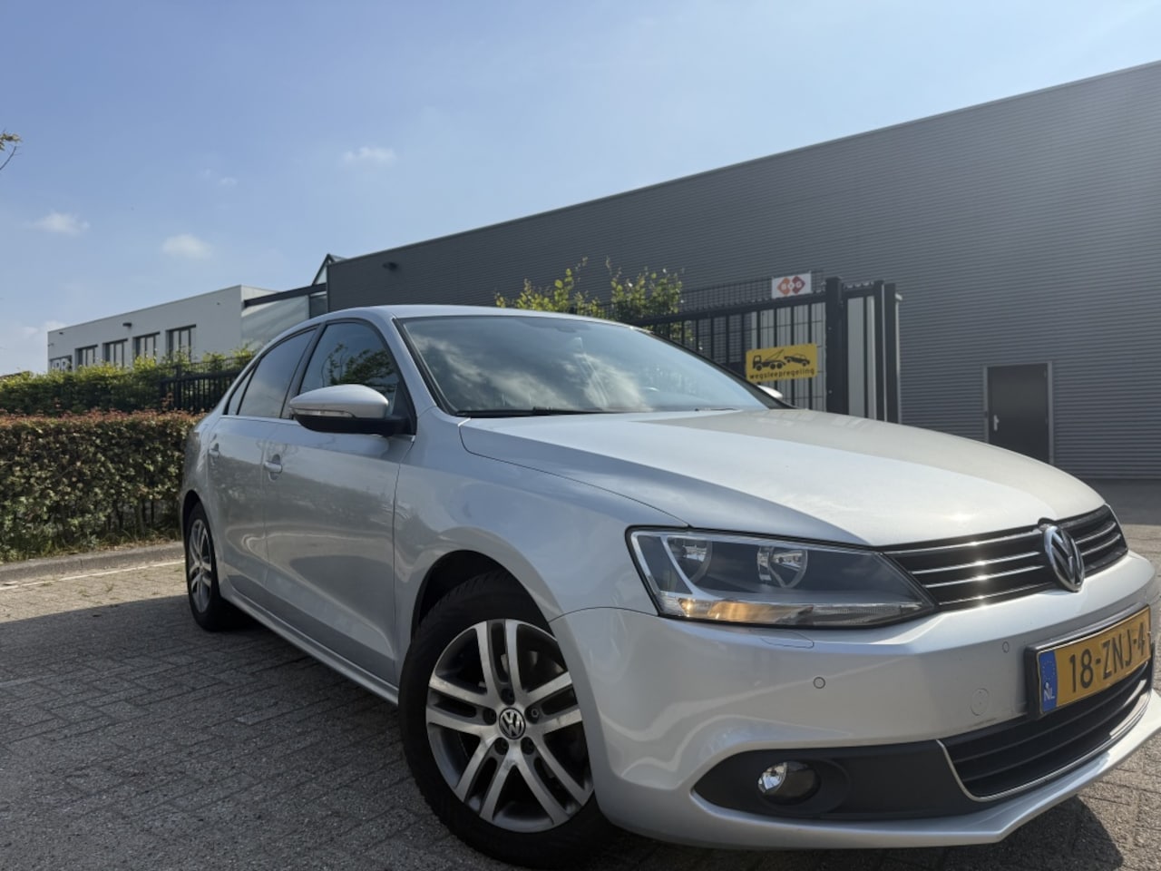 Volkswagen Jetta - 1.6 TDI Navigatie|Cruise|Sensoren|Clima - AutoWereld.nl