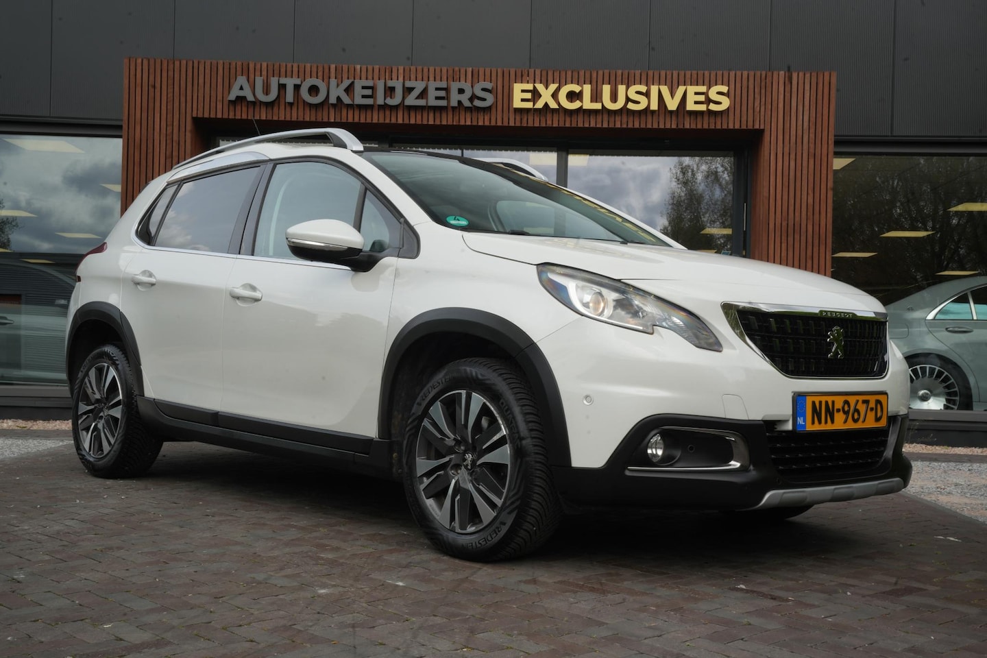 Peugeot 2008 - 1.2 PureTech Allure Pano Dakrail DAB Trekhaak Airco Stuurwielbed. Camera - AutoWereld.nl