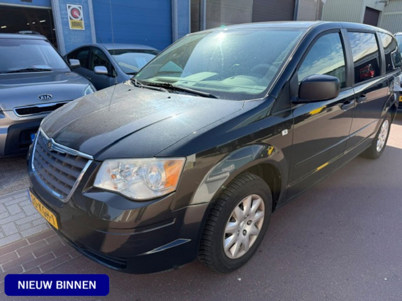 Chrysler Town and Country - 3.3 V6 Automaat LEER APK jan-2027 NAP Fijne en ruime auto van 1e eigenaar in Nederland. - AutoWereld.nl