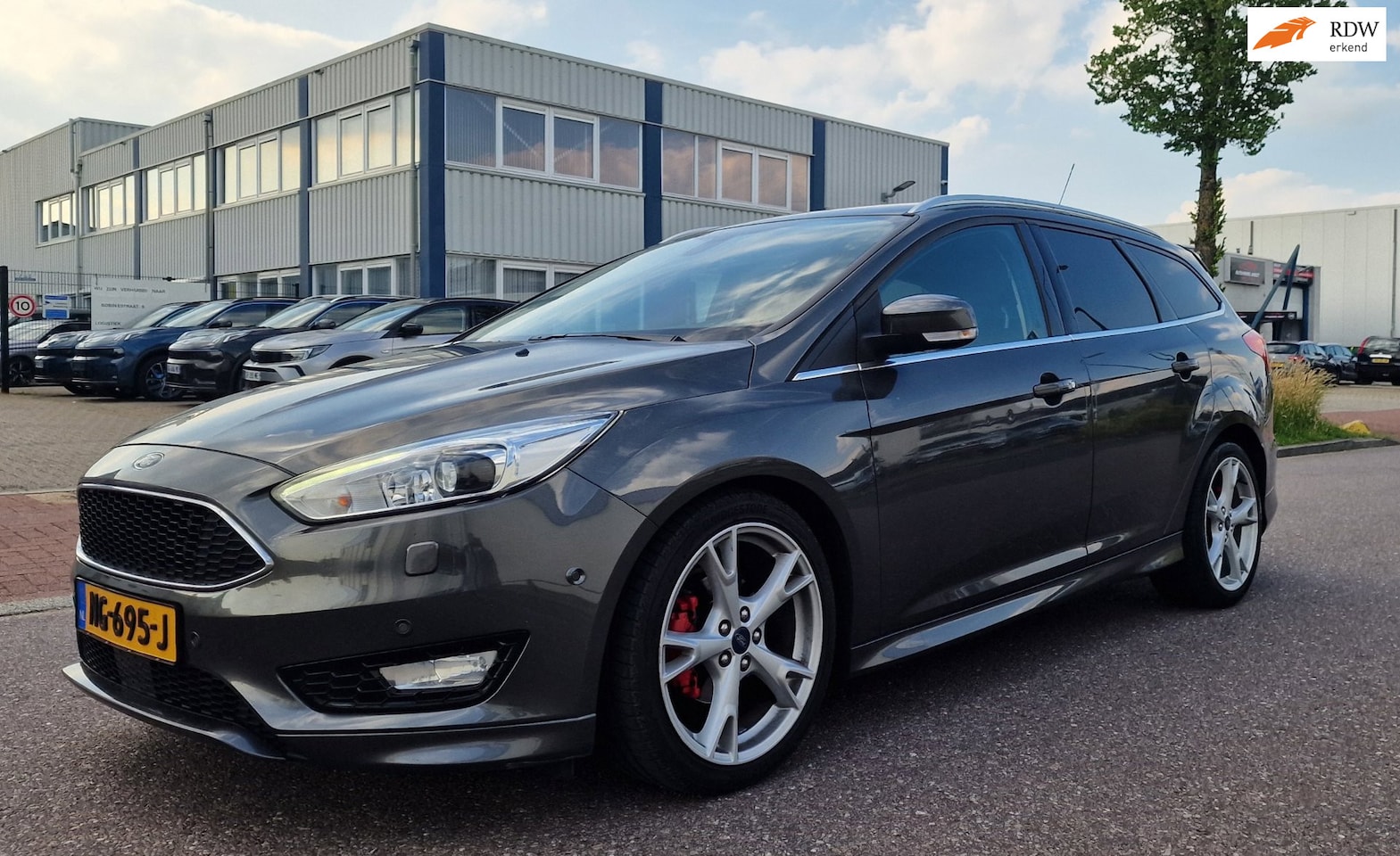 Ford Focus Wagon - 1.5 TDCI Titanium AUT NAVI PSENSOR CRUISE 2 X SLEUTELS - AutoWereld.nl