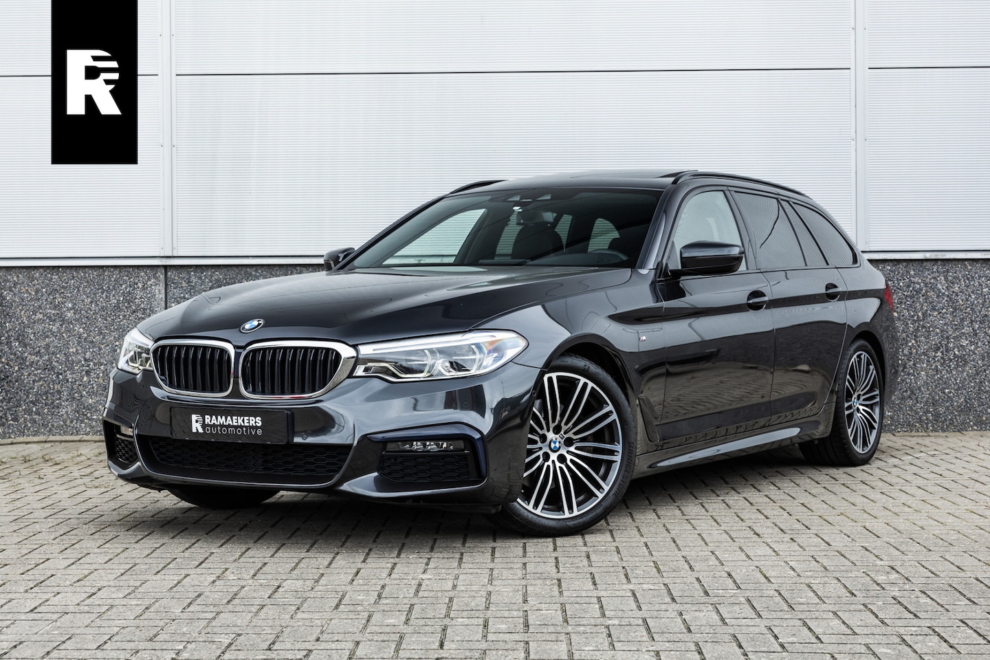 BMW 5-serie Touring - 520i High Executive M-Sport Leder dashboard / Pano / Individual / Camera / 19inch - AutoWereld.nl