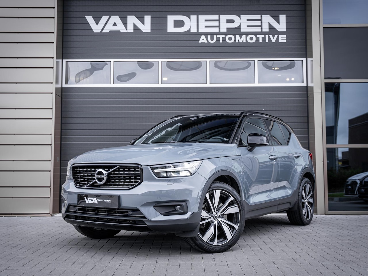 Volvo XC40 - 1.5 T4 Recharge R-Design - Thunder Grey l 20'' l BTW l Trekhaak - AutoWereld.nl