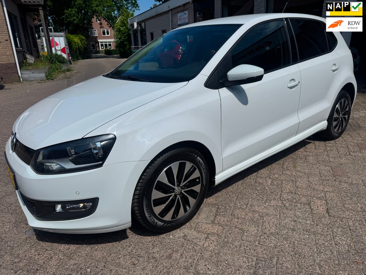 Volkswagen Polo - 1.0 BlueMotion Edition AIRCO,NAVI ORG 68556 KM NAP VOLLEDIG ONDERHOUDEN GEHAD 15.LM VELGEN - AutoWereld.nl