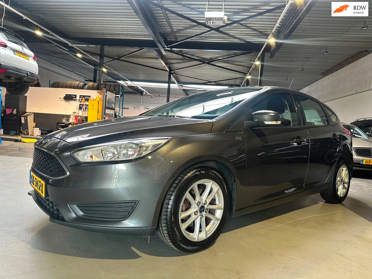 Ford Focus - 1.0 Trend Edition/Dealer onderhouden/Apk nieuw bij aflevering - AutoWereld.nl