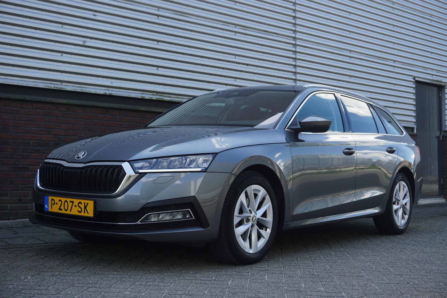 Skoda Octavia Combi - 1.0 e-TSI Business Edition Plus/Trekhaak/Camera/ Travel Pakket. - AutoWereld.nl