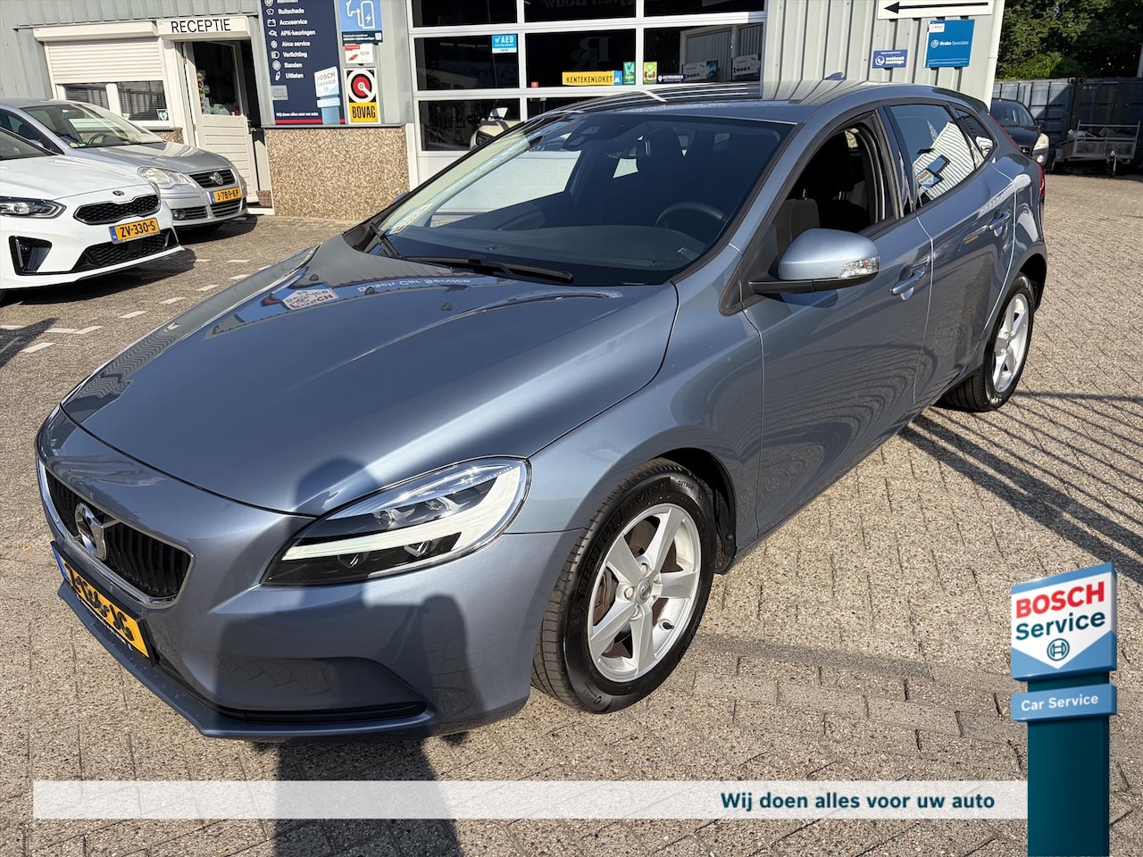 Volvo V40 - 1.5 T2 122PK Geartronic Kinetic - Navigatie - Parkeersensoren - AutoWereld.nl