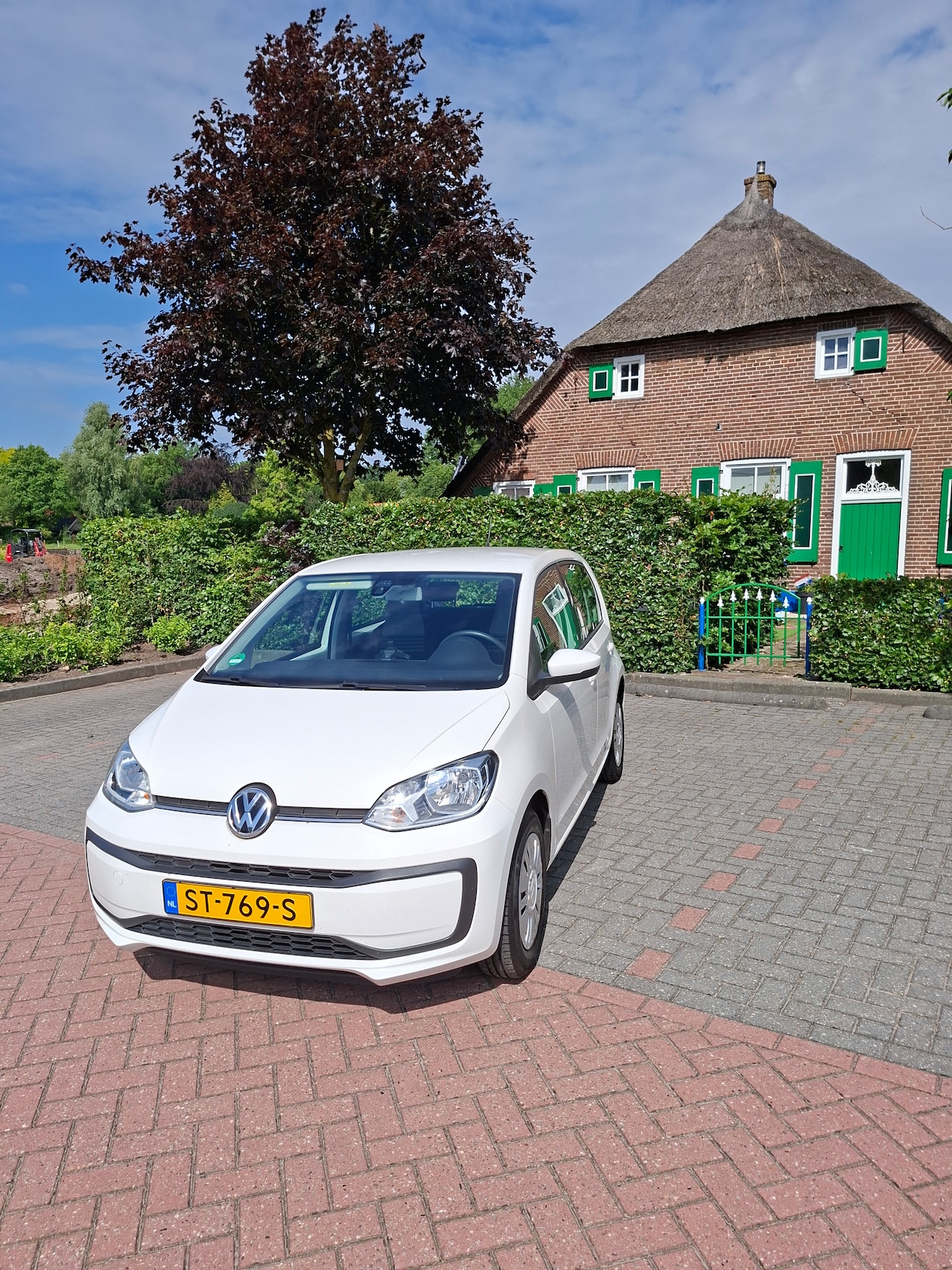 Volkswagen Up! - 1.0 BMT move up! Goed onderhouden  5 deurs VW Up met nieuwe all seansonsbanden en net onderhoud gehad - AutoWereld.nl