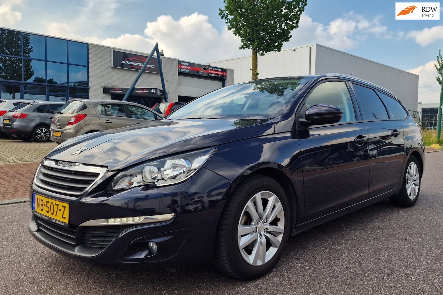 Peugeot 308 SW - 1.2 Blue Executive PANO NAVI PSENSOR CRUISE 2 X SLEUTELS - AutoWereld.nl