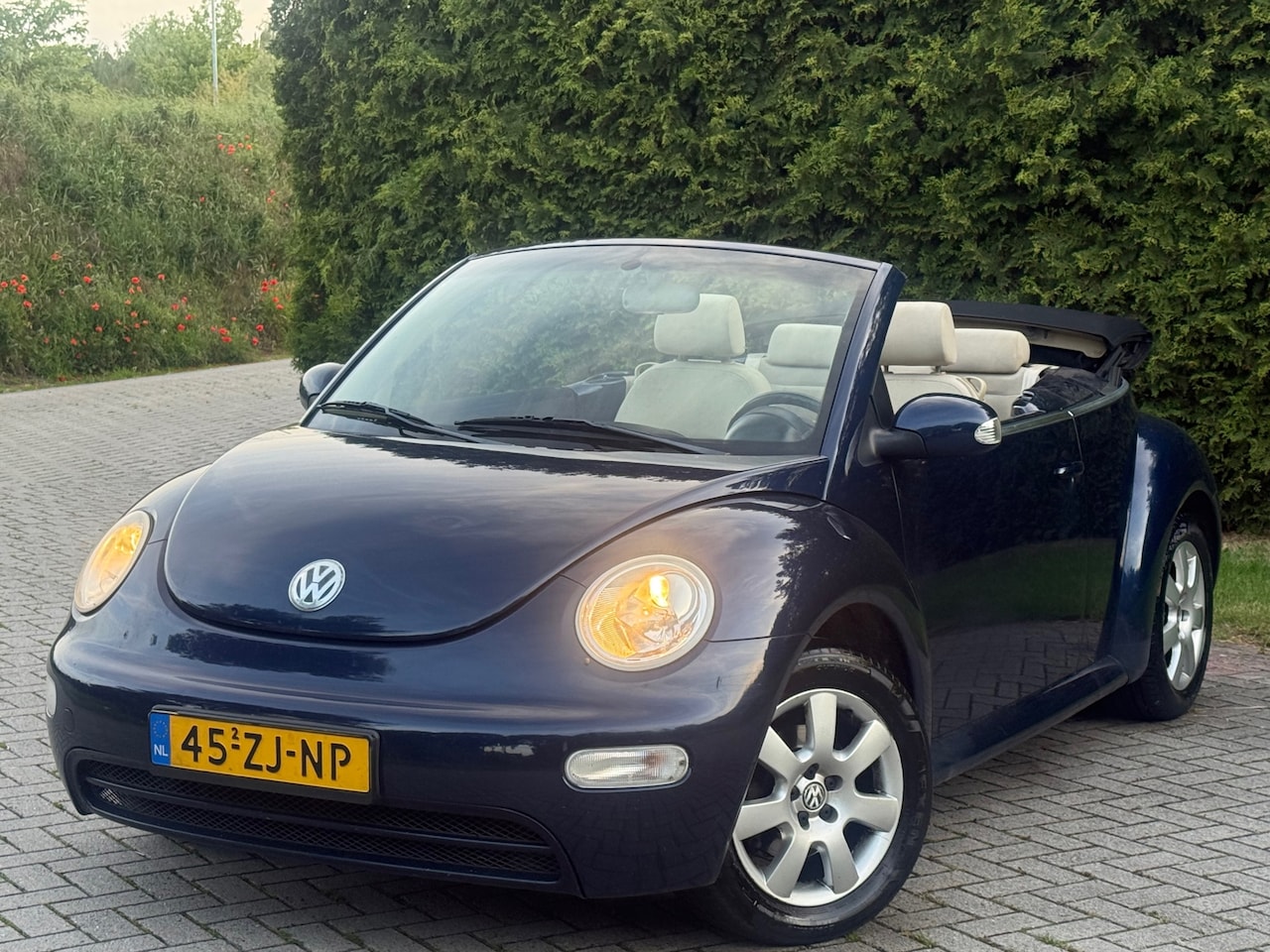 Volkswagen New Beetle Cabriolet - 2.0 - AutoWereld.nl