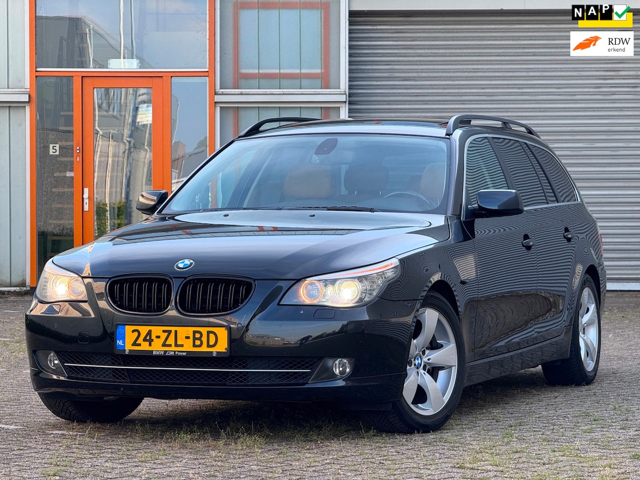 BMW 5-serie Touring - 525d High Executive | Panoramadak | Xenon | Leder elektrische stoelen | Parkeersensoren | - AutoWereld.nl