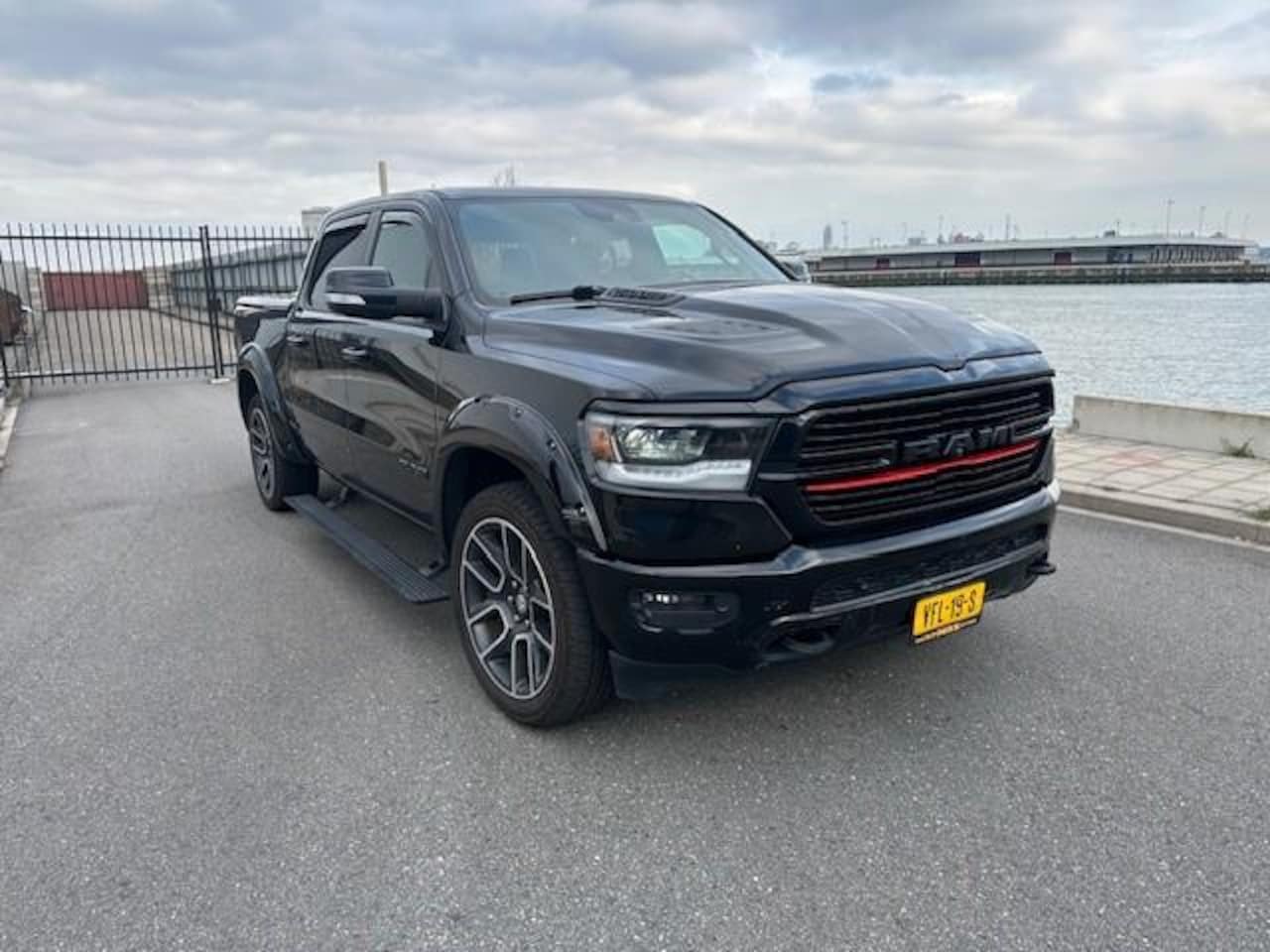 Dodge Ram 1500 - 5.7 V8 4x4 Crew Cab Laramie 5.7 V8 4x4 Crew Cab Laramie - AutoWereld.nl
