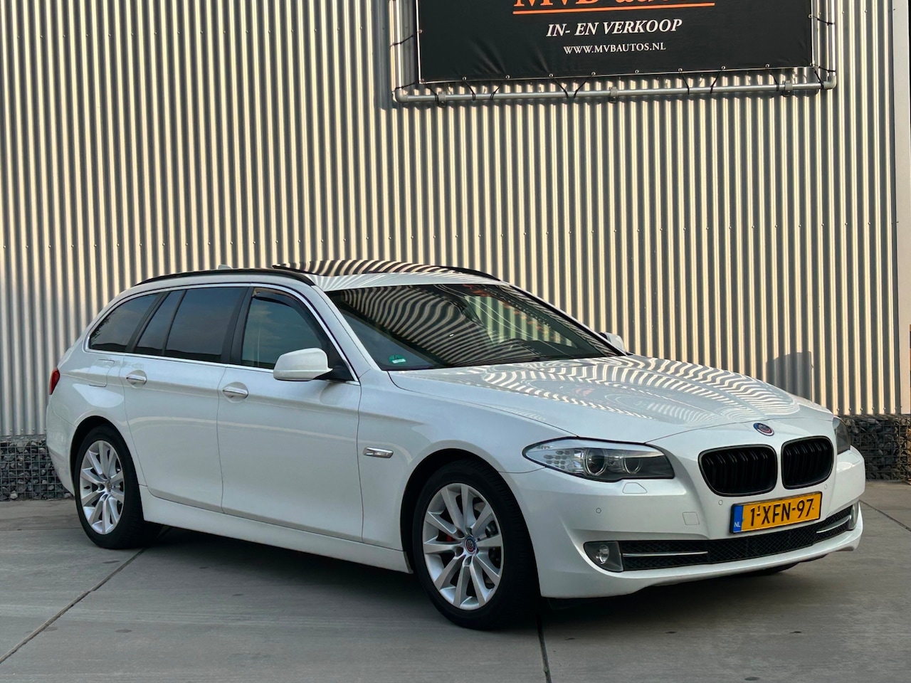 BMW 5-serie Touring - 520d High Executive M Sport 520d High Executive M Sport, Pano, Leder, Clima, Trekhaak - AutoWereld.nl