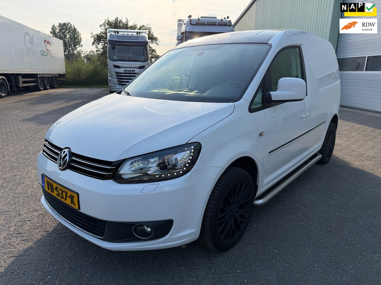 Volkswagen Caddy - 1.6 TDI Automaat | Xenon | Trekhaak | Leder - AutoWereld.nl