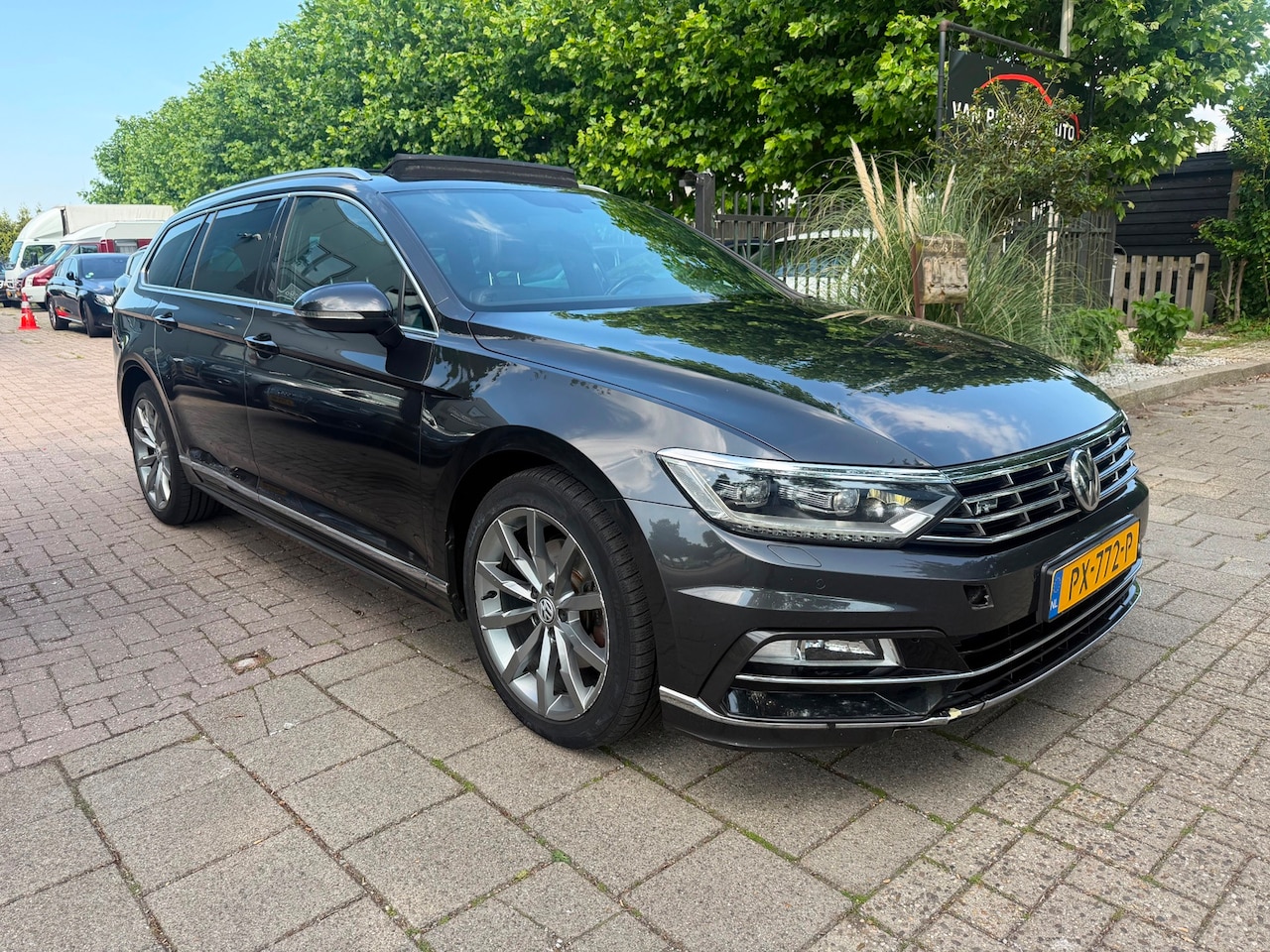 Volkswagen Passat Variant - 1.6 TDI Highline R-Line €7490NETTO Xenon Pano Leder - AutoWereld.nl
