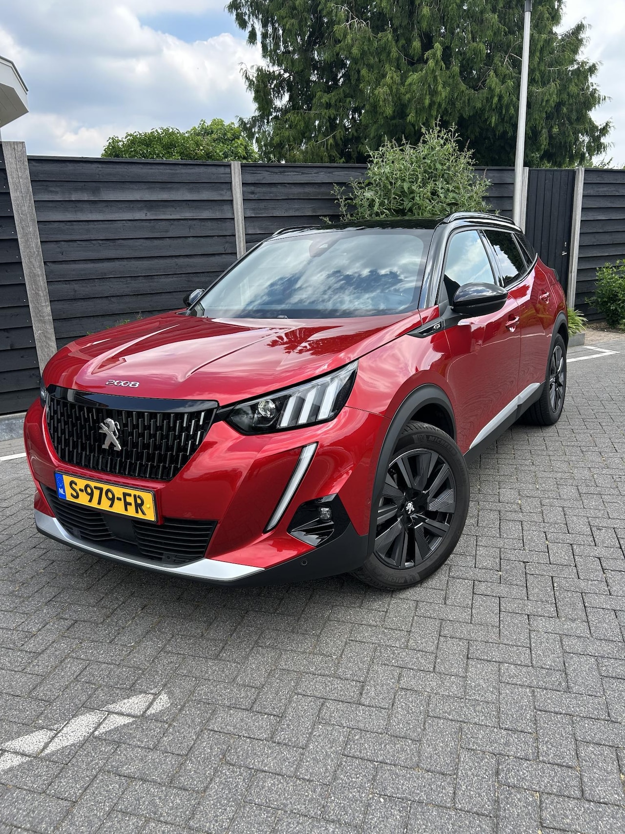Peugeot 2008 - 1.2 PureTech 130PK GT Pack eat8 Panorama elektrisch schuifkanteldak, luxe Alcanrara bekled - AutoWereld.nl