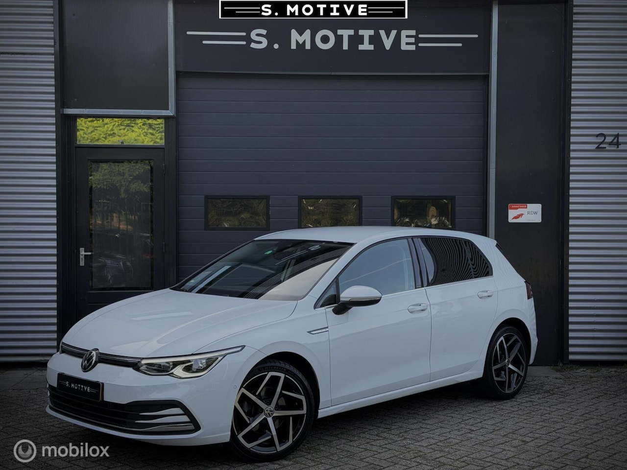 Volkswagen Golf - 1.5 eTSI Style stoelvwr, Memory, IQ, Carplay, ACC - AutoWereld.nl