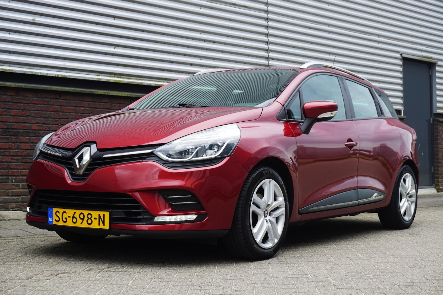 Renault Clio Estate - 0.9 TCe Zen/Trekhaak(1200kg)/Dealeronderhouden/ Rijklaarprijs incl.garantie. - AutoWereld.nl