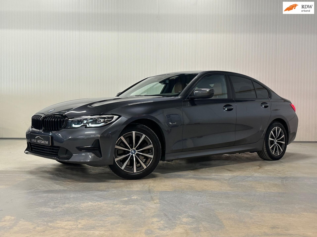BMW 3-serie - 320e Business Edition Plus | SHADOW LINE | TREKHAAK | LED | CAMERA | PLUG IN HYBRIDE - AutoWereld.nl