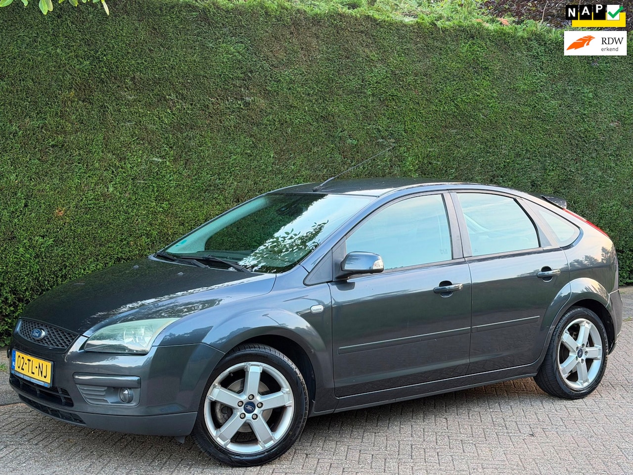 Ford Focus - 2.0-16V Titanium RIJDGOED/AUTOMAAT/AIRCO/APK 5-27 - AutoWereld.nl