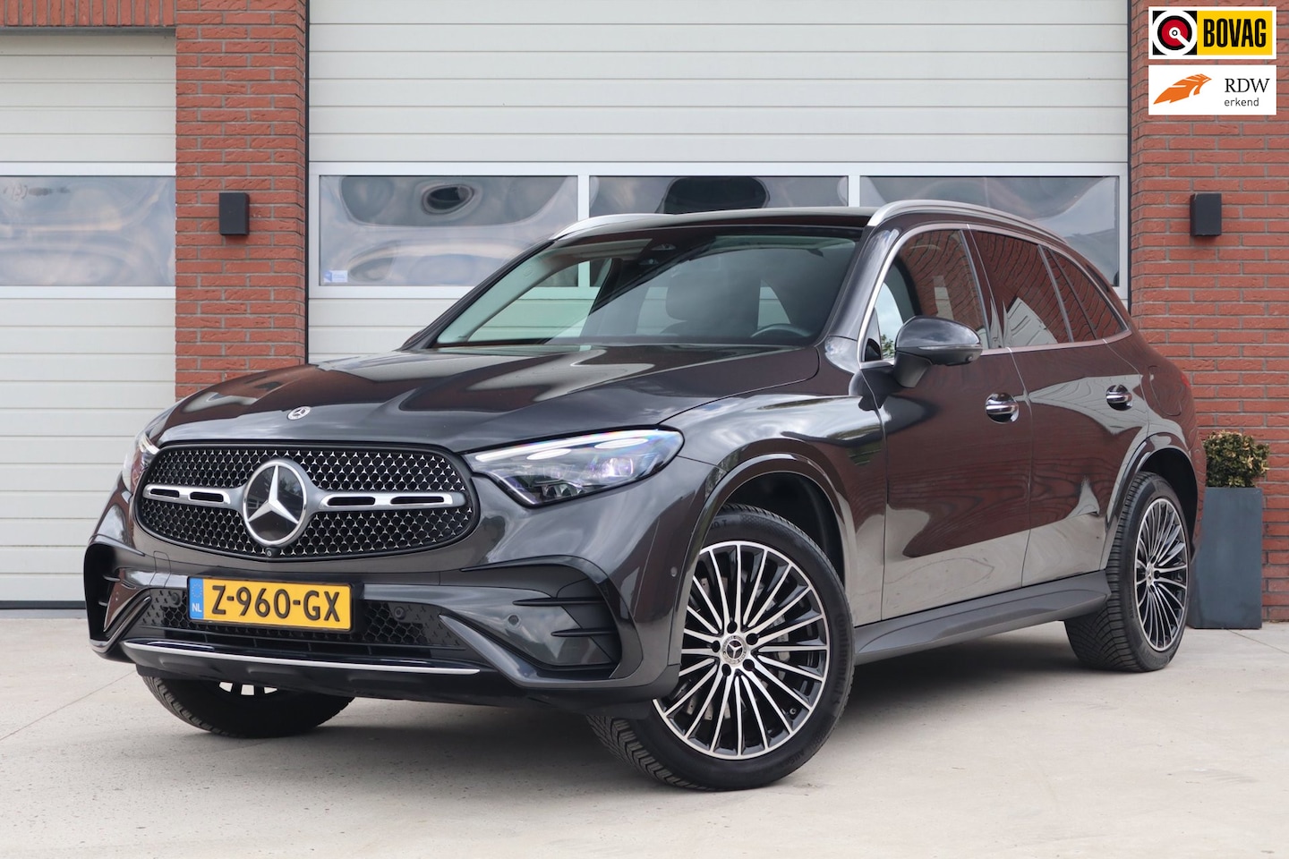 Mercedes-Benz GLC-klasse - 300e 4MATIC AMG Line Panoramadak - Burmester - Wegklapbare trekhaak - 360 view - Keyless - - AutoWereld.nl