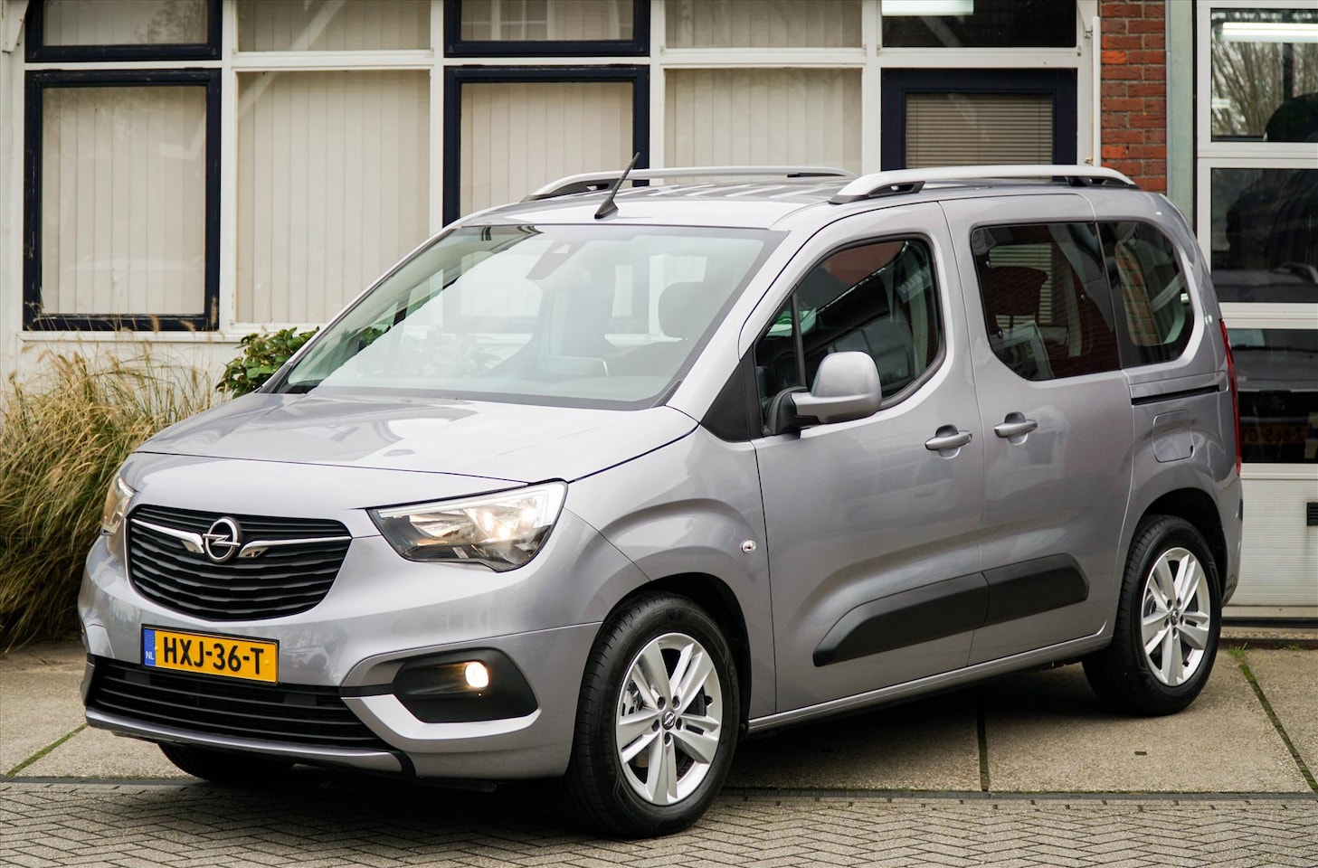 Opel Combo Life - climate, camera, trekhaak - AutoWereld.nl