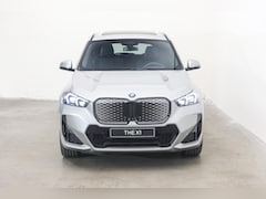 BMW iX1 - eDrive20 M Sport / Trekhaak / Panoramadak / Sportstoelen /	Comfort Access / Head-Up / Harm