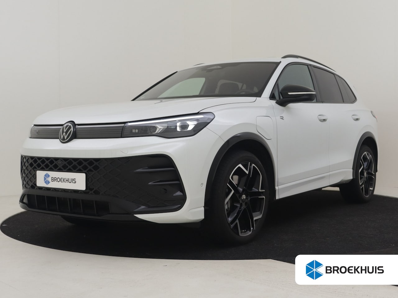 Volkswagen Tiguan - 1.5 eHybrid R-Line 272pk | Elekt. Trekhaak l Panodak | Harman Kardon | Leder l Head up dis - AutoWereld.nl