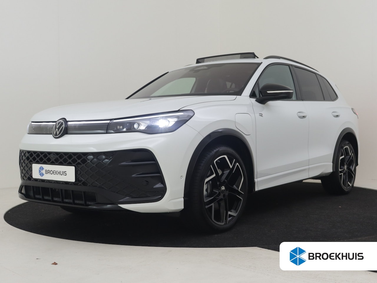 Volkswagen Tiguan - 1.5 TSI eHybrid R-Line 272pk | Trekhaak | Leder l Panorama dak | Head up display | Harman - AutoWereld.nl