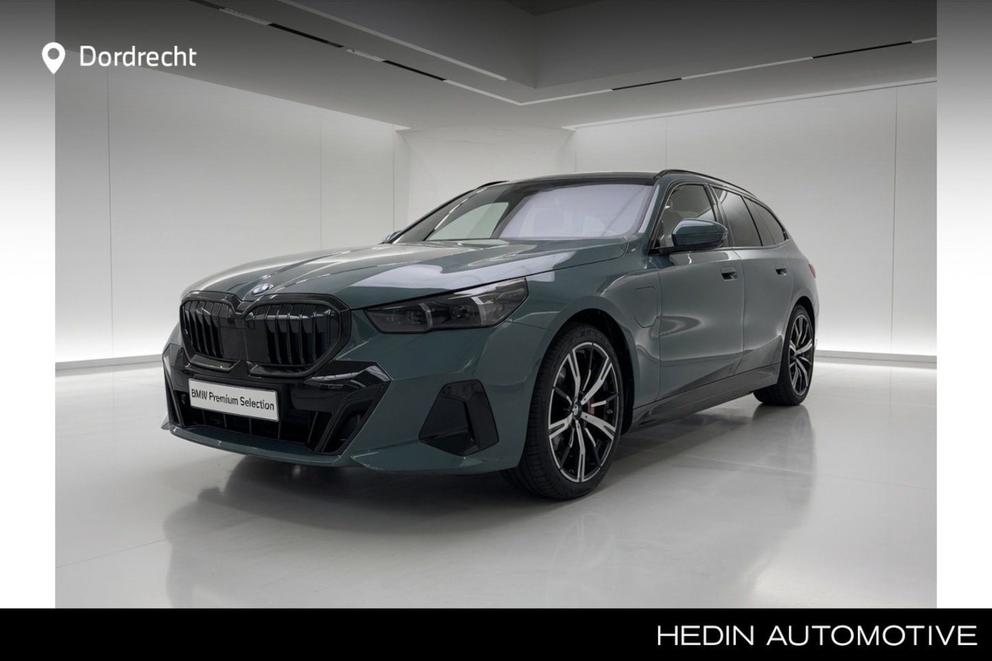 BMW 5-serie Touring - 550e xDrive M-Sport Pro | 20" | Panorama | CoPilot | Bowers & Wilkins | Trekhaak | . - AutoWereld.nl