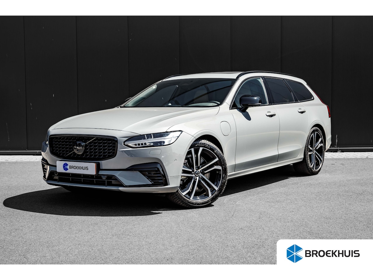 Volvo V90 - 2.0 T8 Plug-in hybrid AWD Ultra Dark | Panoramadak | 360 Camera | Bowers & Wilkins | Stoel - AutoWereld.nl