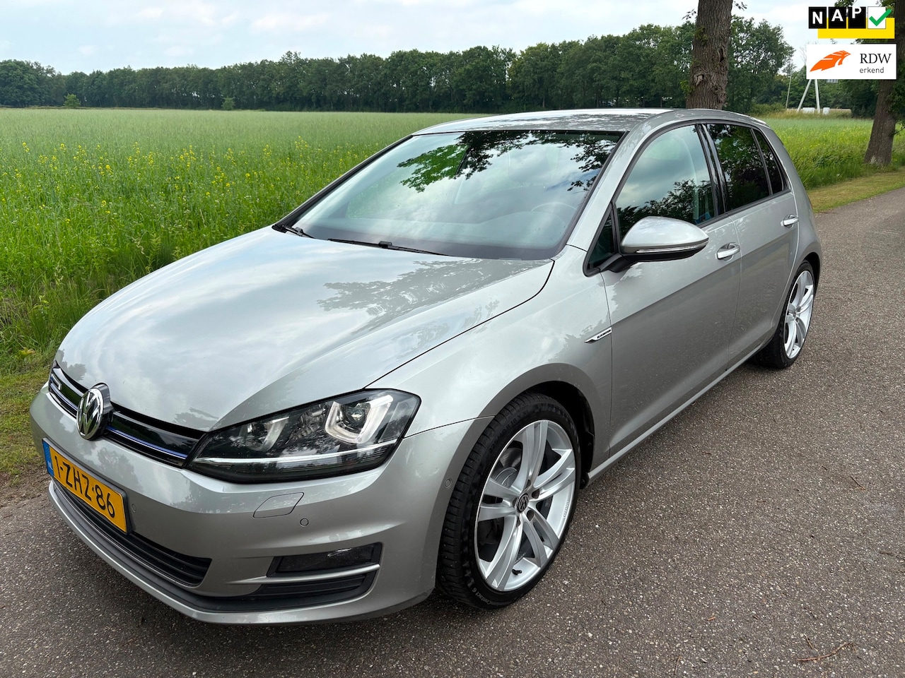 Volkswagen Golf - 1.6 TDI Highline BlueMotion Navi/Airco/Cruise/Boekjes - AutoWereld.nl