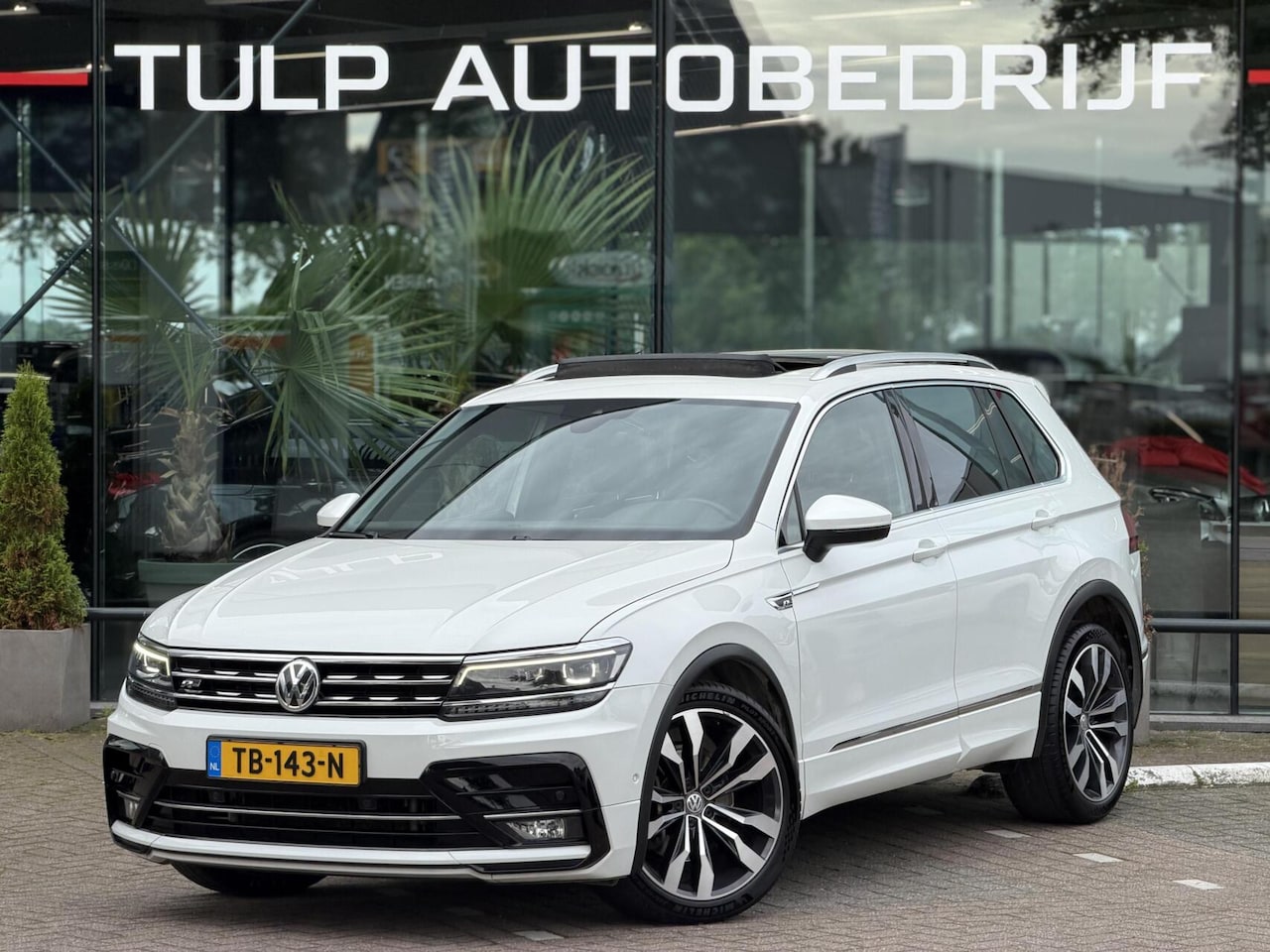 Volkswagen Tiguan - 2.0 TSI 4Motion R-Line Pano VOLL! - AutoWereld.nl