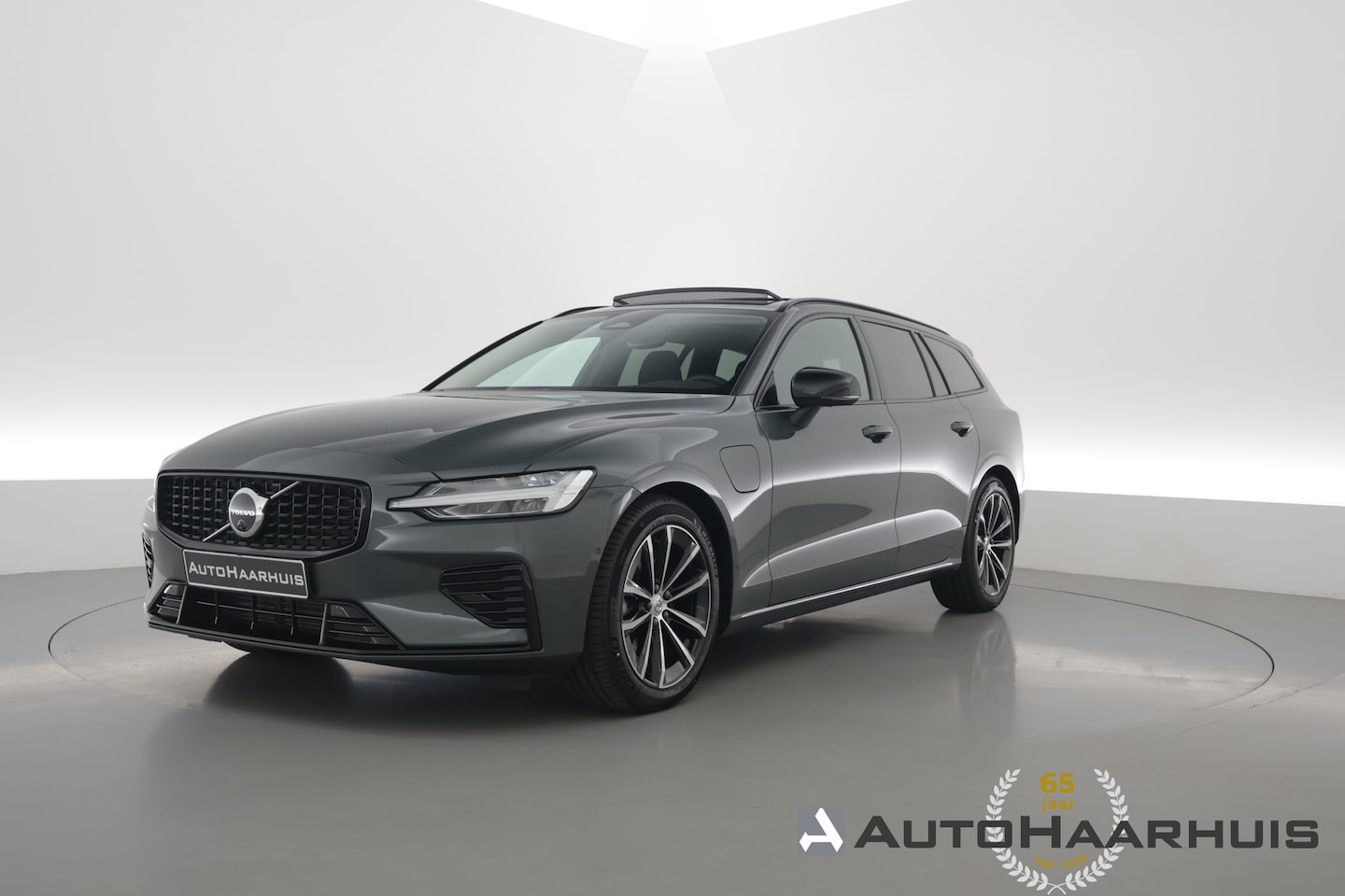 Volvo V60 - 2.0 T6 Plug-in hybrid AWD Plus Dark | SOH 101.9% | Forest Lake | Pano | Head-Up | Harman K - AutoWereld.nl