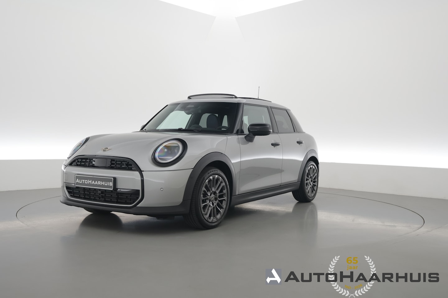MINI 5-Deurs - 1.5 Cooper C - Pakket L | Rijklaar! | S/K-Dak | HUD | Harman/Kardon | Cruise | Camera+PDC - AutoWereld.nl