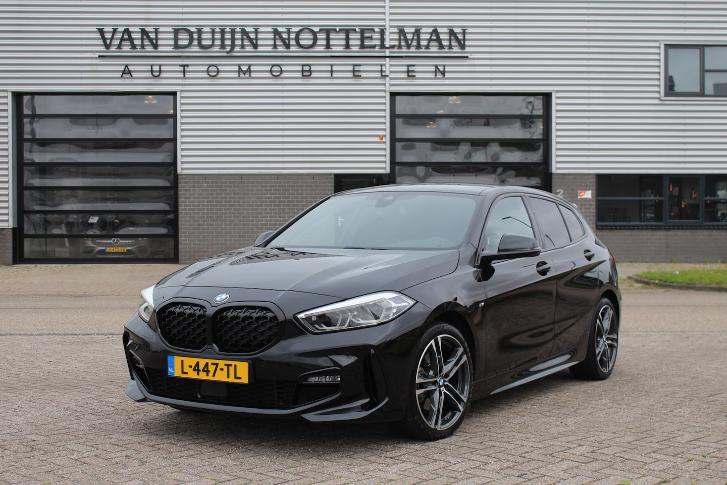 BMW 1-serie - 118i Business Edition M Sport / Carplay / LED / N.A.P. - AutoWereld.nl