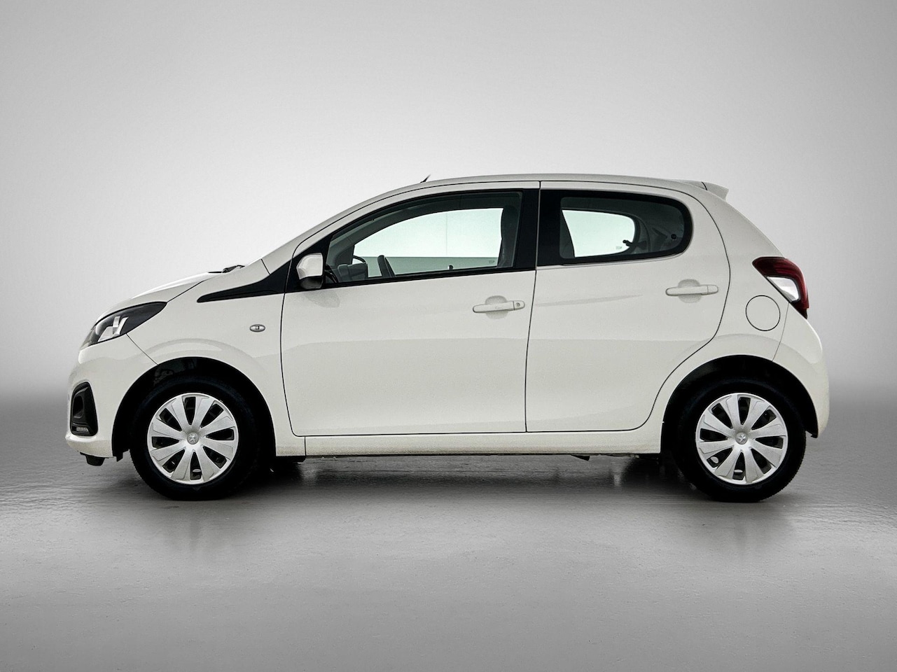 Peugeot 108 - Active 68pk Automaat | Zeer lage kilometerstand! | Airco | Achteruitrijcamera | Touchscree - AutoWereld.nl