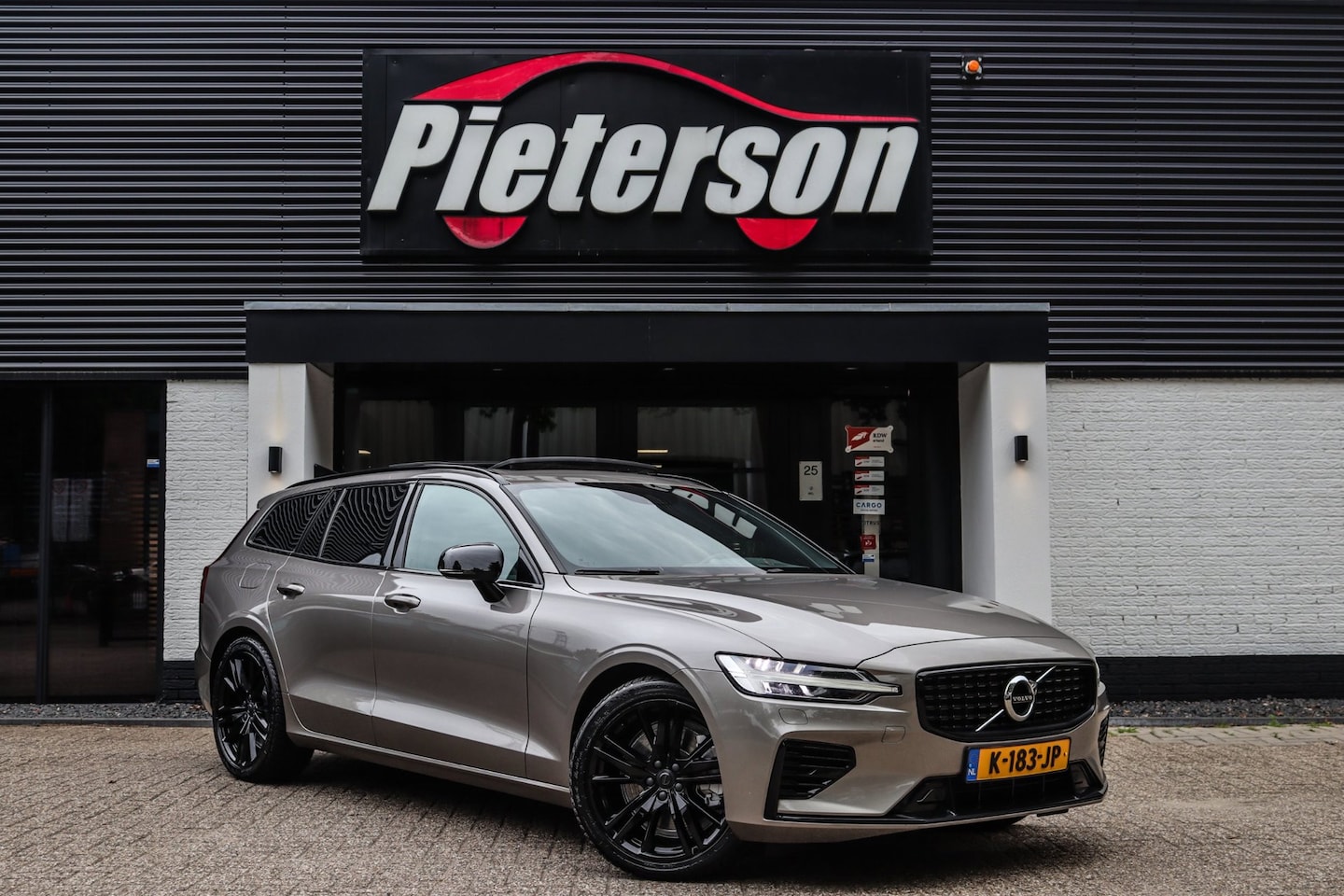 Volvo V60 - 2.0 T8 R-Design BTW POLESTAR PANO B&W DEALER OH - AutoWereld.nl